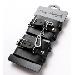 Черные кожаные наручники с ремешками
